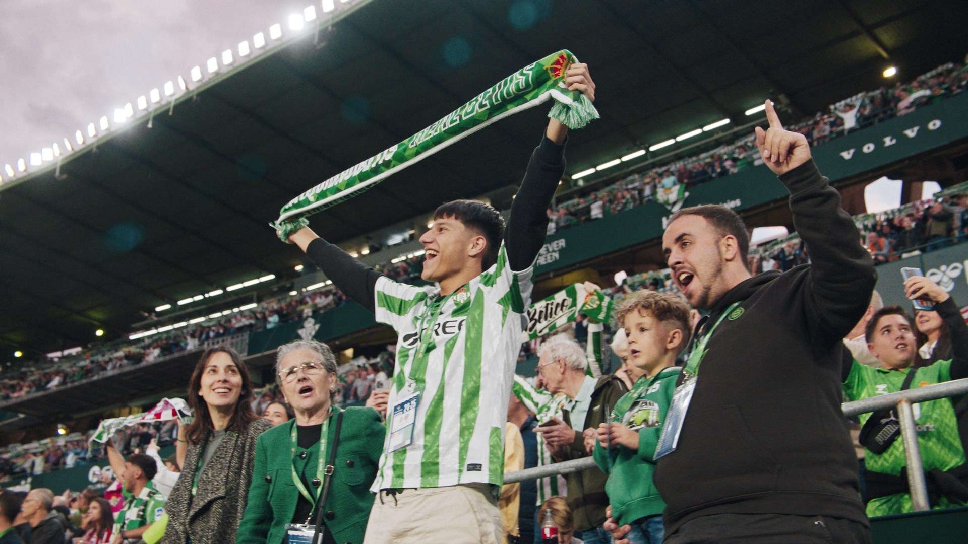 拉杜卡努被变态环球跟踪细节披露,机场落泪令人心疼.