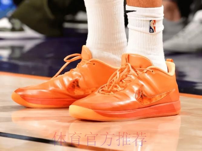 布克穿着黑橙色BOOK2，得到17分3篮板8助攻