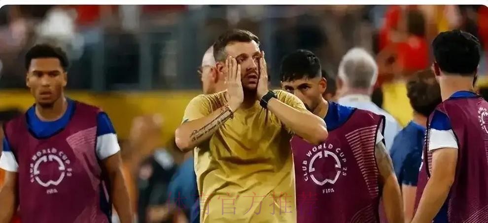 恶劣？4000万葡国门飞踹18岁新星！队友看呆，更衣室震怒：开除他